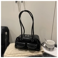 Bolso de hombro minimalista en charol negro con bolsillos dobles y estilo retro - Negro