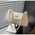 Détail d'un sac à bandoulière blanc à motif crocodile avec boucle en métal noeud - Blanc Cassé