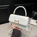 Bolso blanco elegante con hebilla dorada en D y asa de mano para mujeres modernas - Blanco