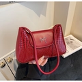 Détail du sac à main rouge texture crocodile avec boucle noeud en métal argenté - Rouge