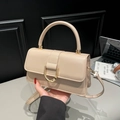 Bolso de mano beige de piel sintética con hebilla dorada en D y correa ajustable - Caqui