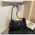 Détail du sac à bandoulière noir en similicuir croco avec un nœud argenté - Noir