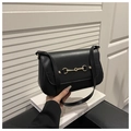 Detalle de bolso de hombro en cuero negro con hebilla de bocado dorado y correa fina - Negro
