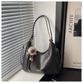 Detalle de bolso hobo vintage negro en cuero sintético con colgante de oso y luz suave - Negro Con Colgante