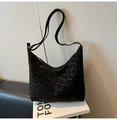 Detail der Hobo-Tasche mit Leopardenmuster, silbernem Reißverschluss und Gurt - Schwarz ohne Anhänger