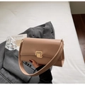 Primer plano de bolso cuadrado minimalista con hebilla dorada y correa ancha - Caqui