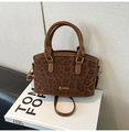 Nahaufnahme der Leopard-Print-Tasche mit goldenen Metallbeschlägen und Logo-Details - Ohne Anhänger / Braun