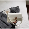 Detalle del bolso bandolera blanco de cuero con hebilla dorada sobre una chaqueta gris - Blanco Roto