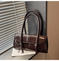 Sac baguette marron foncé brillant avec boucles argentées et fines bandoulières - café