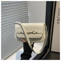 Elegante bolso bandolera de cuero blanco roto con hebilla dorada vintage y correa de hombro - Blanco