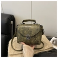 Détail d'un sac bandoulière vintage vert mousse à texture craquelée et fermoir en métal doré - Vert
