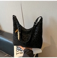 Hobo-Tasche mit schwarzem Leopardenmuster Wildleder-Textur und Perlenanhänger - Schwarz Mit Anhänger