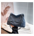 Vintage Umhängetasche aus blauem Denim mit Kettenriemen und Metall-Logo-Plakette - Blau