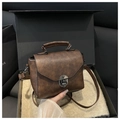 Sac bandoulière vintage marron foncé en cuir avec fermoir métal et poignée supérieure - café