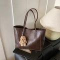 Borsa tote minimalista marrone scuro in pelle testurizzata con charm a forma di cucciolo - Con Ciondolo / Marrone
