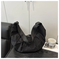 Bolso media luna de nailon negro con textura plisada y correa ancha ajustable diaria - Negro