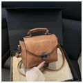Sac bandoulière vintage marron caramel avec texture craquelée et fermoir en métal - Marron
