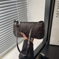 Modische Schultertasche mit Leopardenmuster aus braunem Kunstleder im schicken Baguette-Stil - Braun