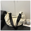 Bolso medialuna de nailon beige con diseño plisado y correa negra ajustable - Blanco