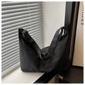 Dettaglio della borsa a cuscino in nylon nero con tessuto stropicciato e tracolla regolabile - Nero