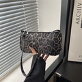 Modische Schultertasche mit Leopardenmuster, Reißverschluss und schmalem Trageriemen - Schwarz