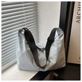 Dettaglio della borsa a cuscino in nylon azzurro con tracolla nera larga regolabile - Bianco