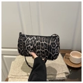Borsa a spalla baguette alla moda con stampa leopardata e tracolla sottile - Nero