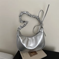 Bolso medialuna plateado metalizado con asa fruncida y diseño moderno minimalista - Plateado