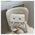 Détail du sac blanc à pois noirs avec boucle métallique et logo Tidal Dryness imprimé - Blanc