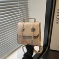 Mini zaino beige alla moda con borchie a stella argentate e pelle PU lucida rifinita - Rosa