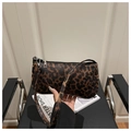 Borsa a spalla baguette leopardata con zip argentata e tracolla sottile elegante - caffè