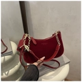 Dettaglio della borsa hobo bordeaux con catena dorata e ciondolo a forma di ciliegia - Rosso