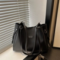 Minimalistische schwarze matte Leder-Shopper-Tasche mit silbernen Details am Fenster - Schwarz
