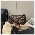 Elegante borsa baguette leopardata con tracolla sottile e dettagli metallici argento - Marrone