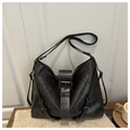 Grote zwarte shopper met luipaardaccent en metalen gesp in vintage biker-stijl - Zwart