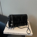 Zwarte geplooide cloud crossbodytas met zilveren ketting en metalen bal hanger - Zwart