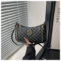 Detailansicht der schwarzen Mondsichel-Tasche mit Monogramm-Druck und goldenem M-Logo - Schwarz