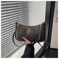 Detail der Vintage Schultertasche mit Monogramm, goldenem M-Logo und Kettenriemen - Kaffeebraun