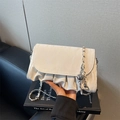Witte geplooide cloud crossbody tas met zilveren ketting en decoratieve metalen bal - Broken Wit