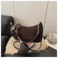 Borsa a mezzaluna in finta pelle scamosciata marrone scuro con catena dorata e ciliegia - caffè
