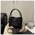 Detalle del bolso de hombro en cuero PU negro mate con asa superior y bandolera - Negro