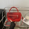 Sac à main rétro rouge avec texture crocodile, fermeture éclair dorée et bandoulière - Rouge