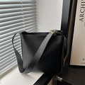 Minimalistische schwarze Leder-Eimertasche mit verstellbarem Gurt und Goldbeschlägen - Schwarz