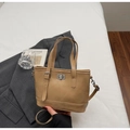 Detailaufnahme der khakifarbenen Leder-Eimertasche mit silbernem Drehverschluss und Riemen - Khaki