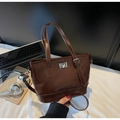 Detail der dunkelbraunen Eimer-Tasche mit Silberverschluss und verstellbarem Gurt - Kaffeebraun