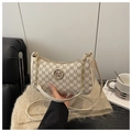 Cremefarbene Mondsichel-Tasche mit goldenem M-Logo, Kette und Monogramm-Muster - Weiß