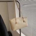 Elegante borsa tote in ecopelle beige crema con nodo in metallo e scritte logo - Cachi