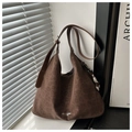 Large capacity tote bag in coffee leopard print suede with adjustable shoulder strap - Coffee with Pendant