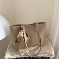 Borsa tote kaki in ecopelle con foulard vintage su uno sfondo di morbido peluche - Cachi