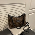 Große Leopard-Print Tragetasche mit schwarzem Lederbesatz und Halbmondform für Damen - Leopard Kaffee